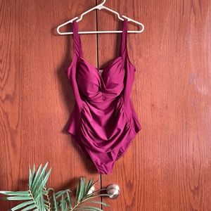 🌿One piece maroon swim suit